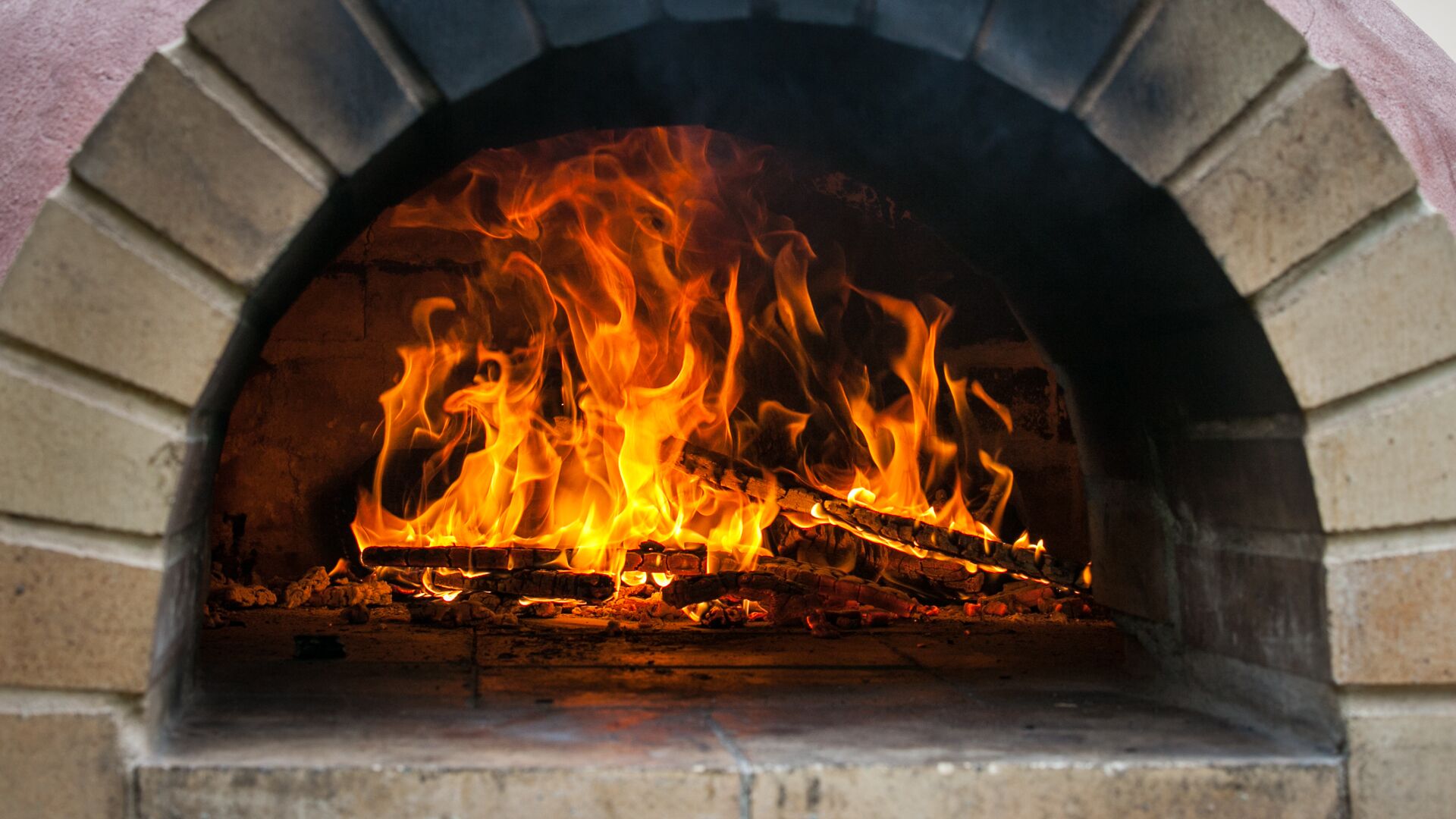 Pizza Oven; Fire Pit; Lots of Space Indoor and Outdoor, Fires and Aircon. Groups