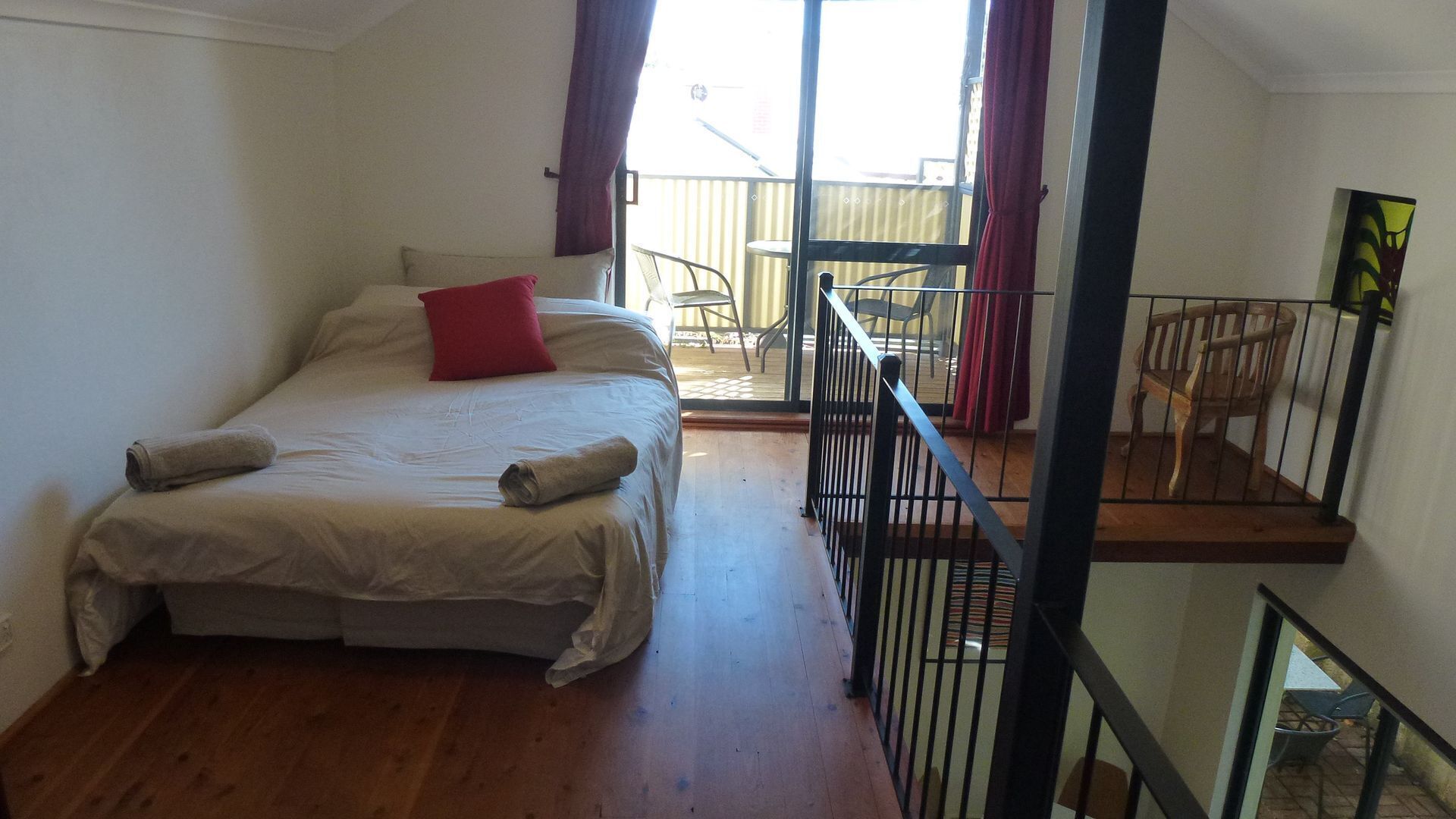 Funky Large one bed Apartment With Balcony and Great Outdoor Dinning