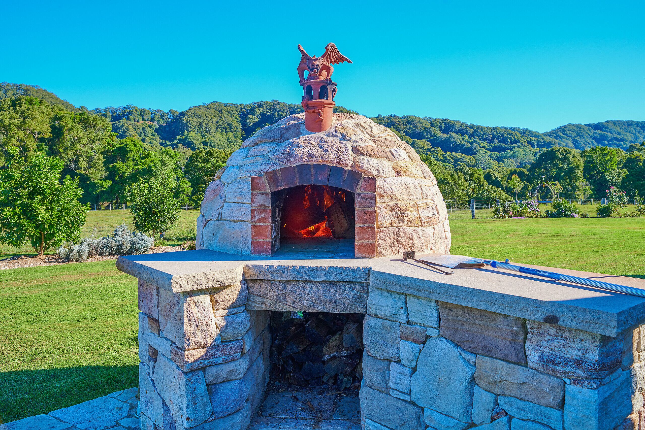 Self Contained Farm Retreat, Spa, Wood Fired Pizza Oven, Fire Pit, BBQ