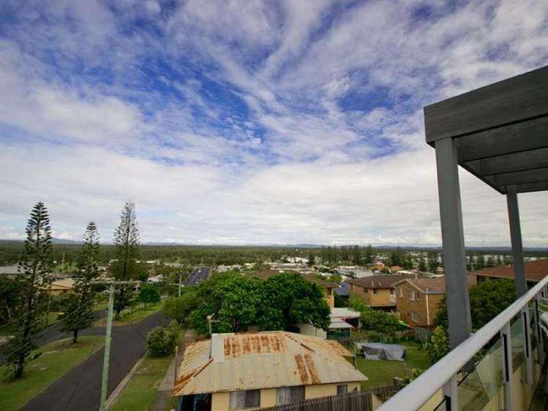 Tri Level Apartment with a rooftop deck and views to Main Beach!