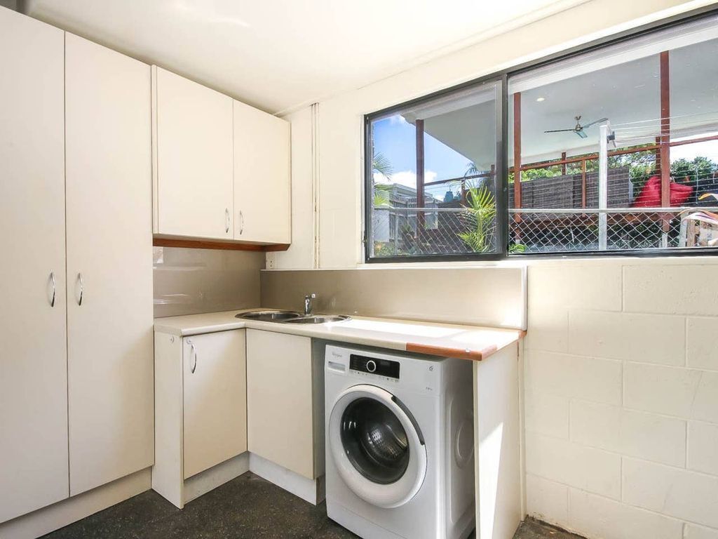 Noble House ~ 2 Bed / 1bath /1 Car ~ Parklands + Transport