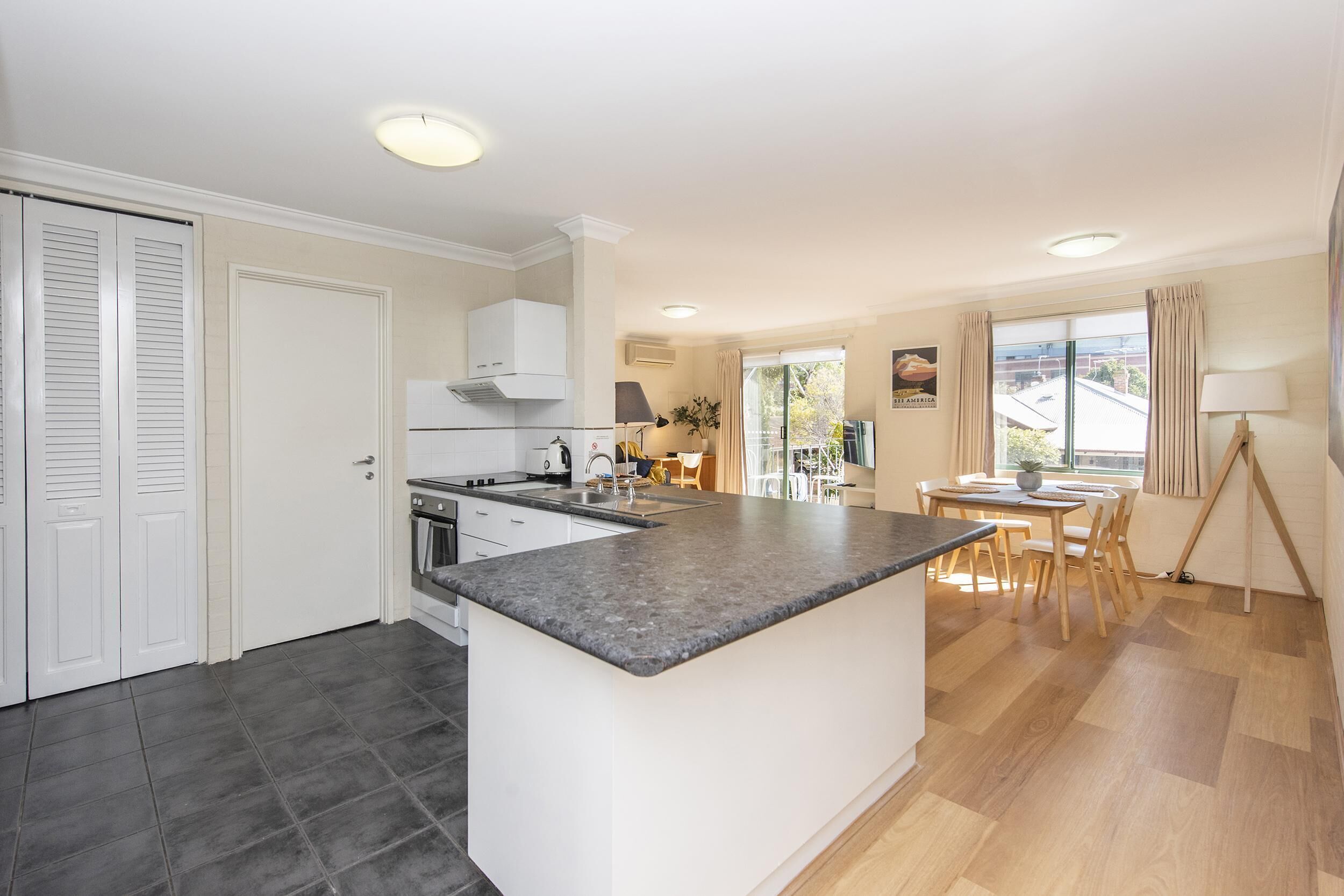 Subiaco Village With Pool, BBQ & spa - Free Parking and Wifi - two Bedroom