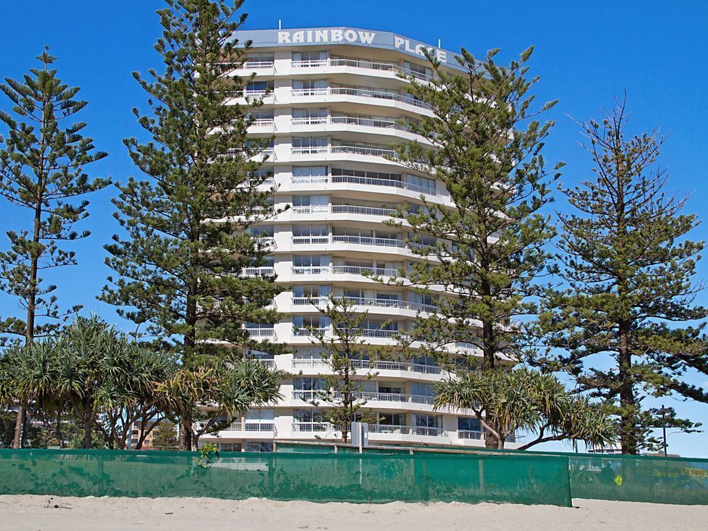 Rainbow Place Unit 5- Right on the beach in Rainbow Bay Coolangatta