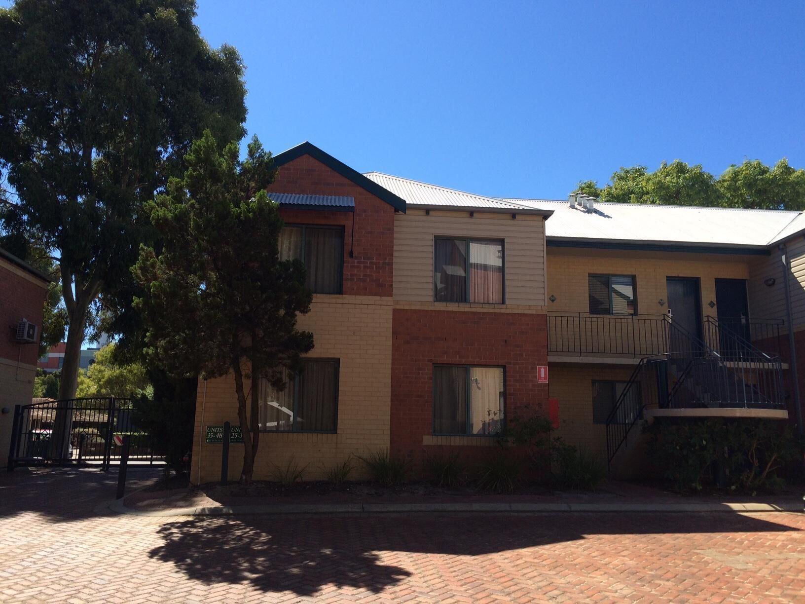 Subiaco Village With Pool, BBQ & spa - Free Parking and Wifi - two Bedroom