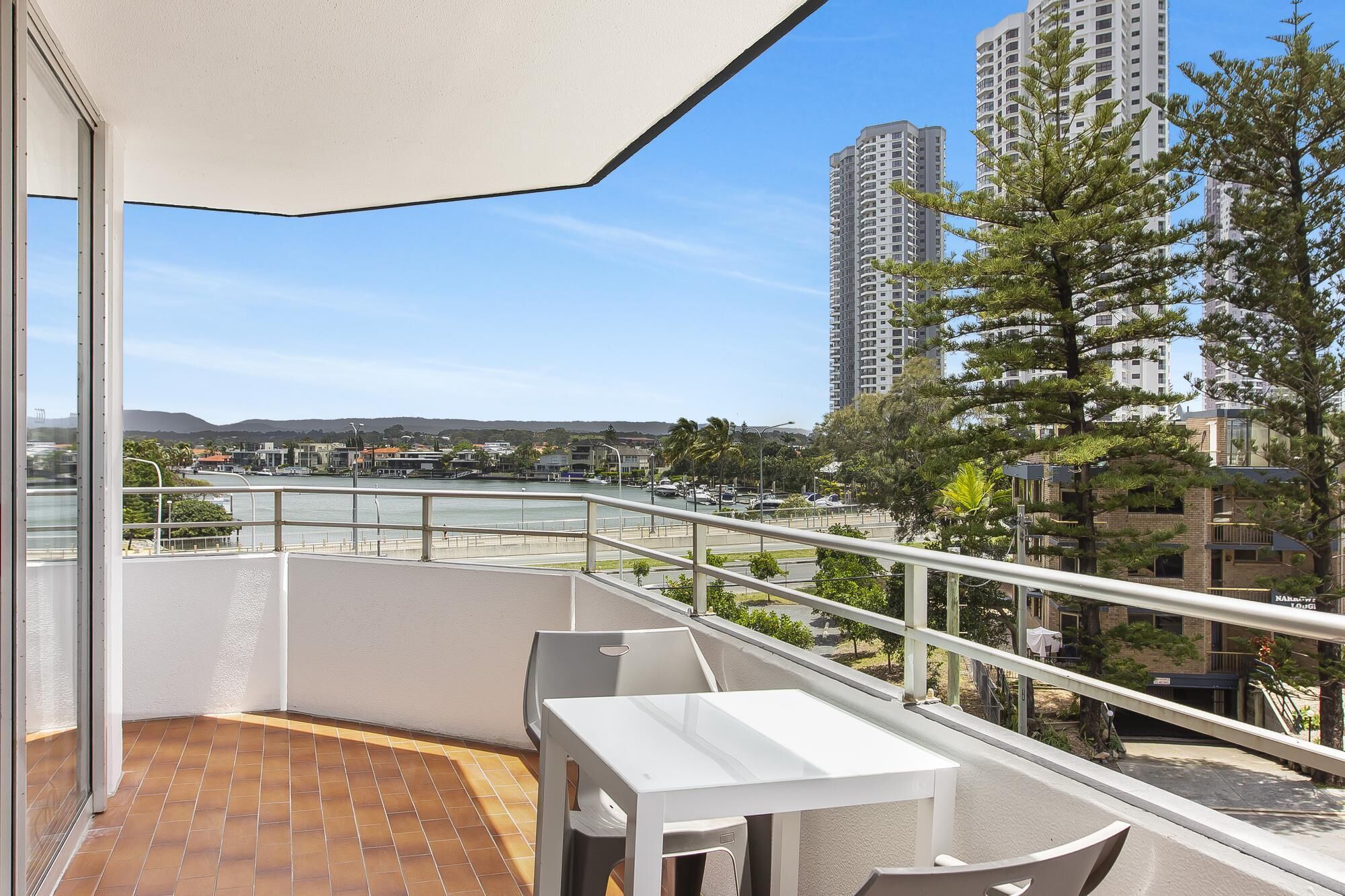 Beachfront Studio With Balcony, Parking and Pool