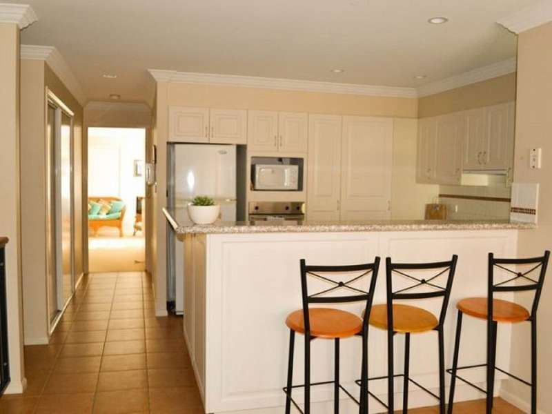 Townhouse in the Breakers complex with swimming pool & heated spa!