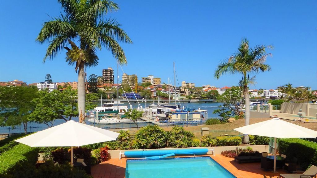 30% long stay discount. Riverfront home close to Bris CBD & amenities