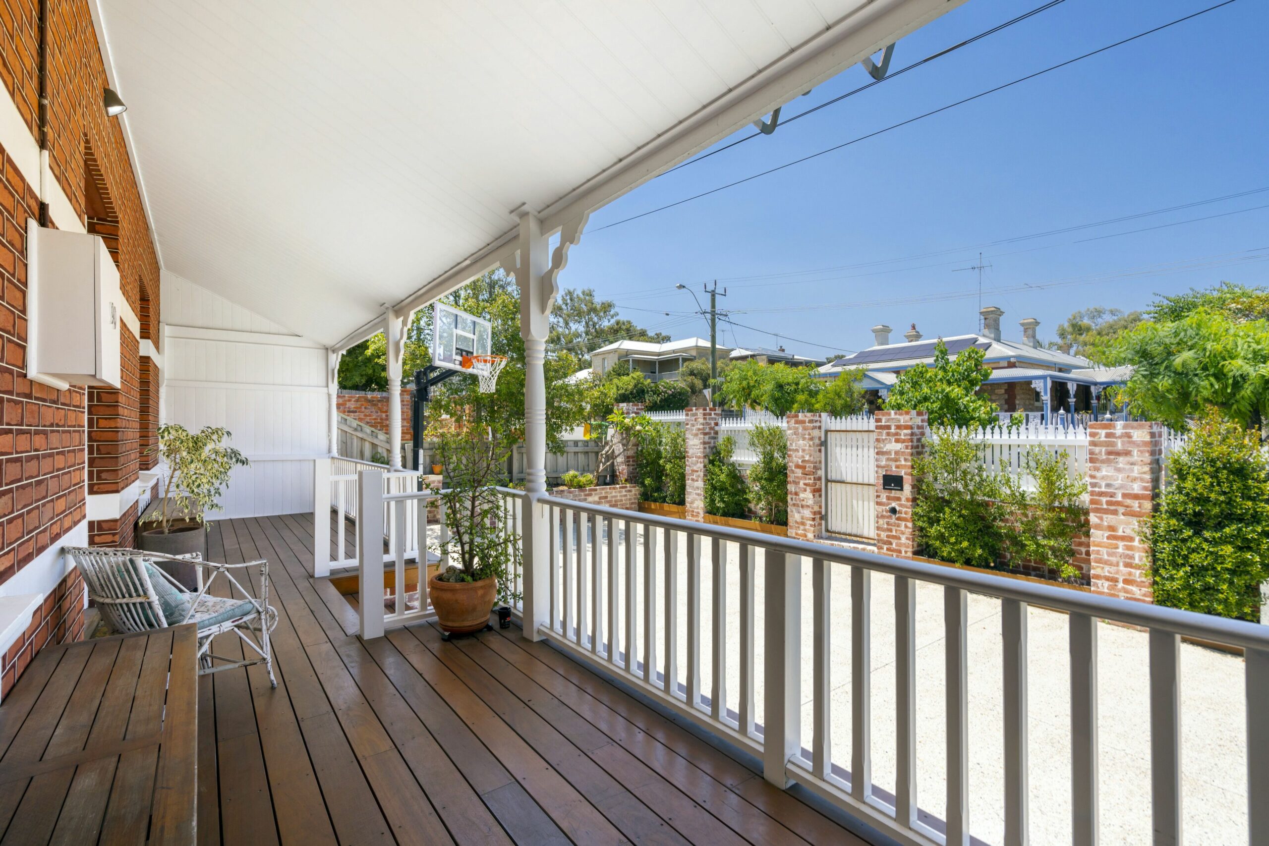 Outdoor Oasis With Views! Walk to Freo, Beach, Cafes & More..