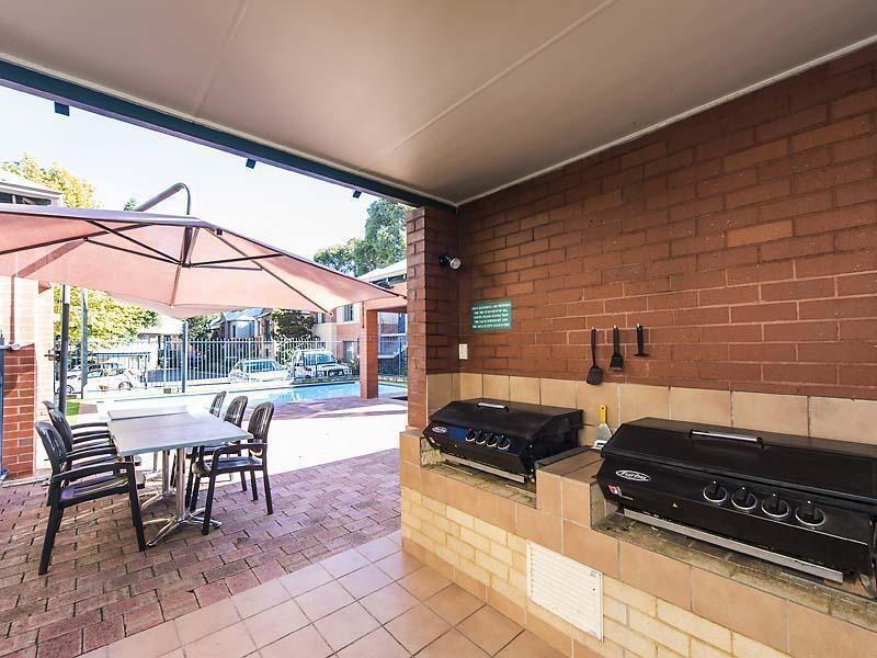 Subiaco Village With Pool, BBQ & spa - Free Parking and Wifi - one Bedroom