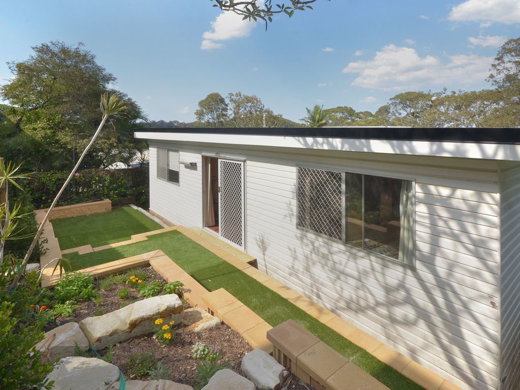 A House With a View and a Seabreeze - a Home in the Trees Where the Birds Sing!