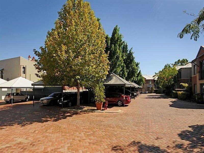 Subiaco Village With Pool, BBQ & spa - Free Parking and Wifi - two Bedroom