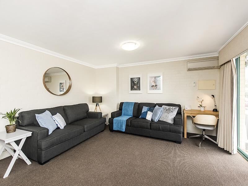 Subiaco Village With Pool, BBQ & spa - Free Parking and Wifi - two Bedroom