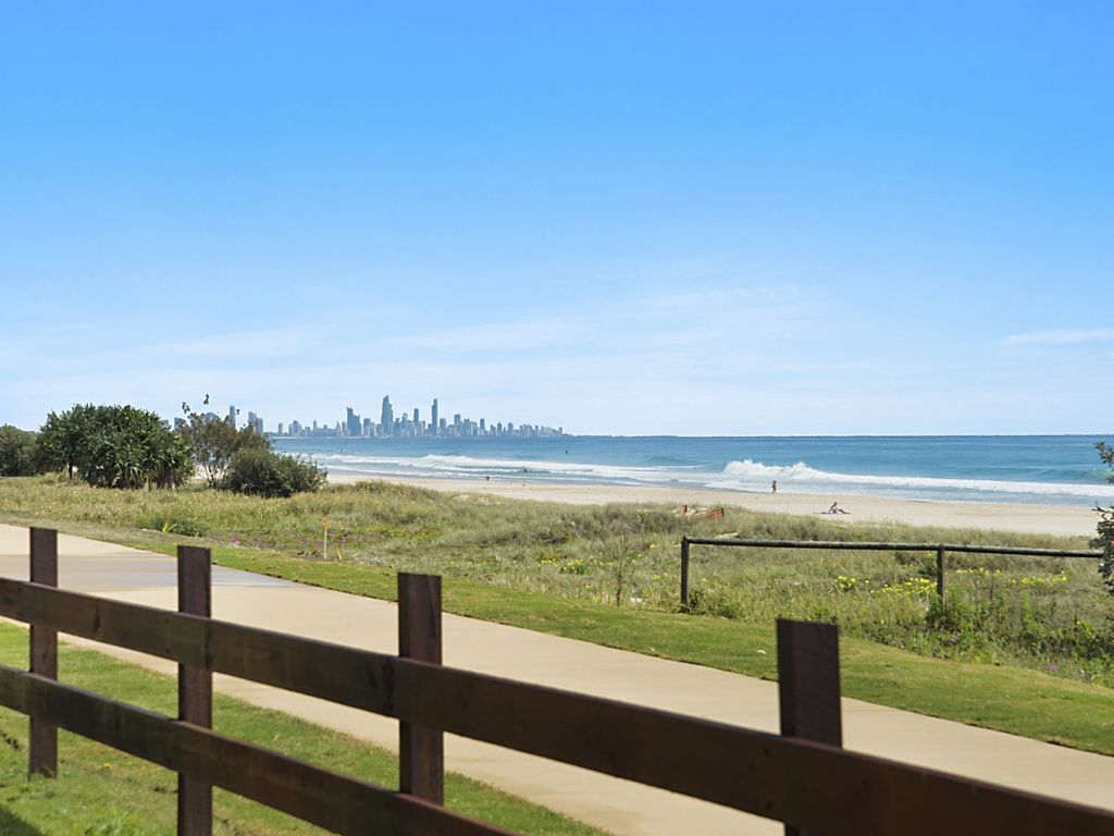 Beachfront Abode - Absolute beachfront holiday house