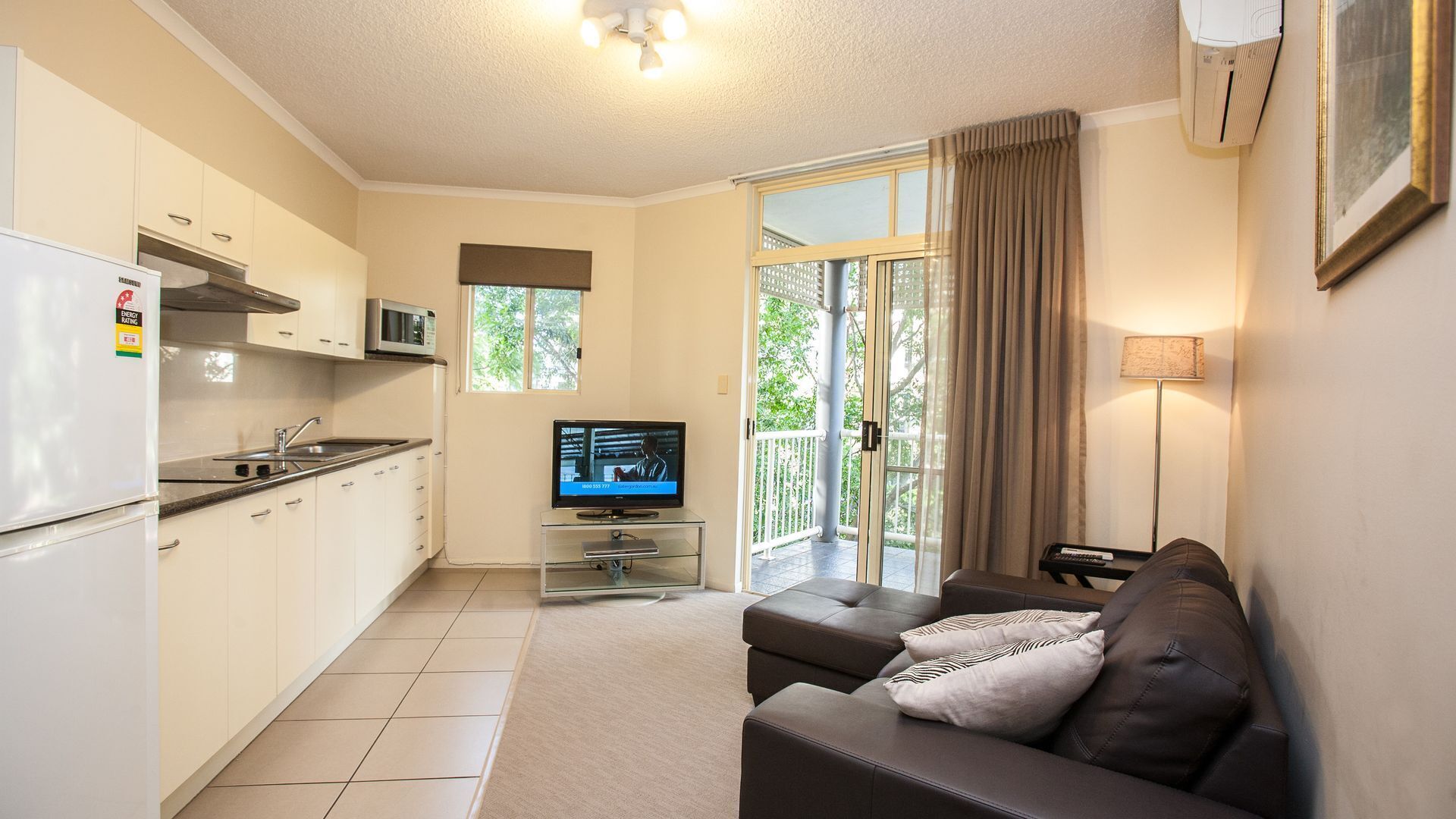 One Bedroom Unit in the Heart of Kangaroo Point, Walk to Ferries & Restaurants