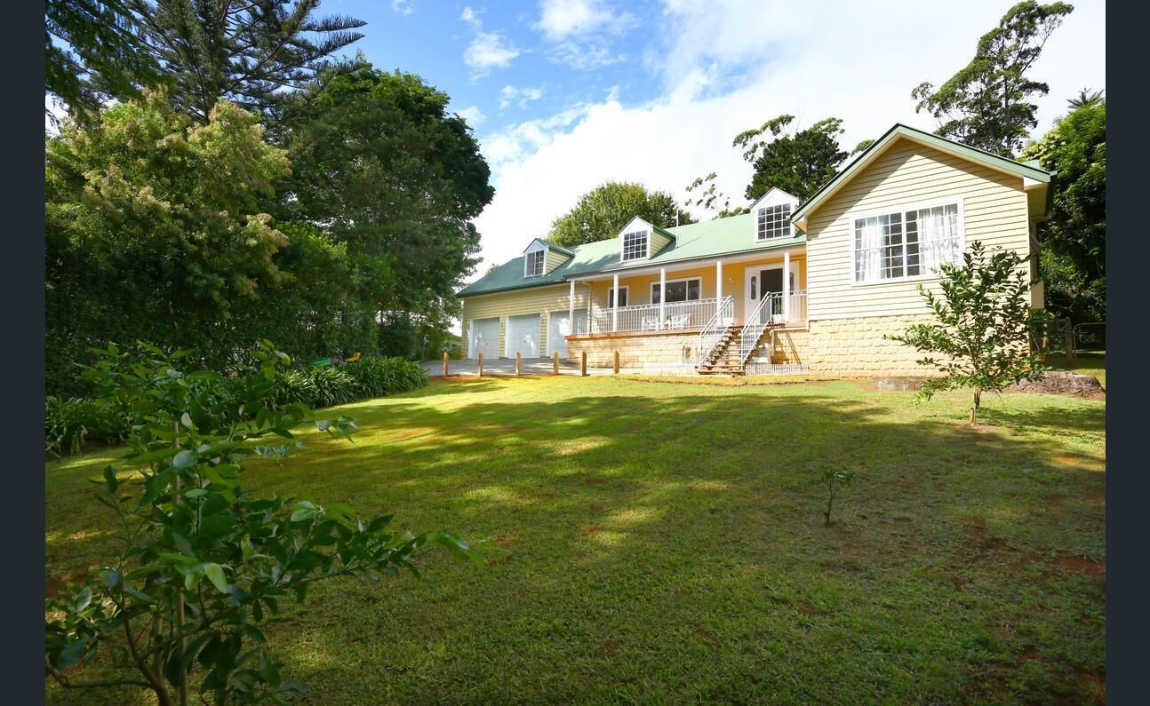 Sleeps 14 & has 4 bathrooms, pool table, pizza oven, spa pool, wood heater