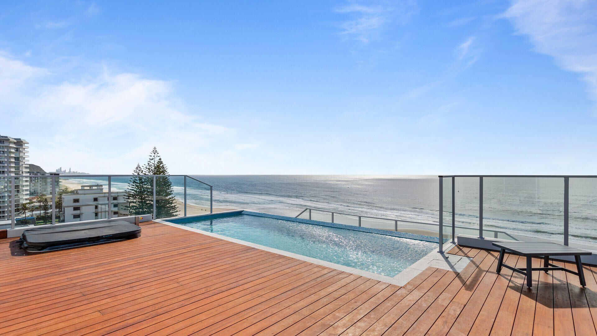 Ocean Views Apartment With Rooftop Pool