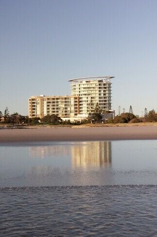 Kirra Surf Unit - 4.5 by Beach, Ground Floor With Your own Private Courtyard