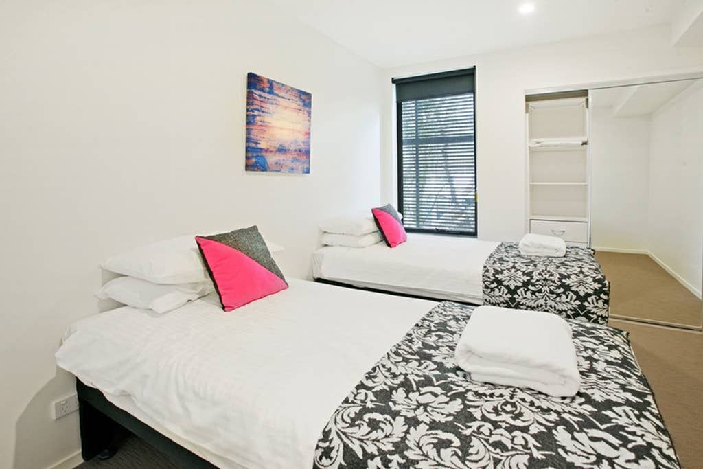 Executive 3BR Bulimba apartment with leafy outlook