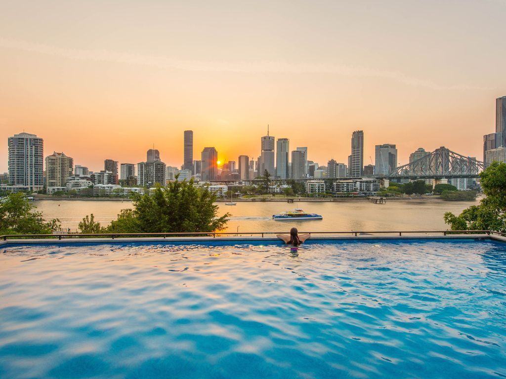 Glam ~ Skyline City, Water + Story Bridge Views