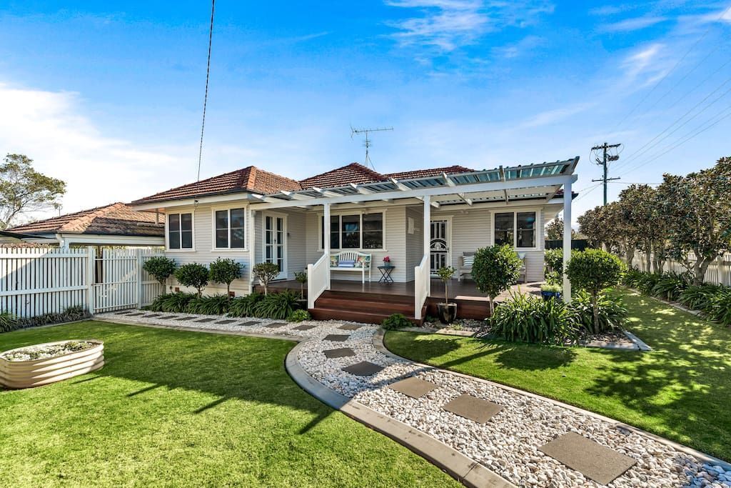 Viola House on Rangeville - Immaculate Home - Close to Picnic Point & Shops