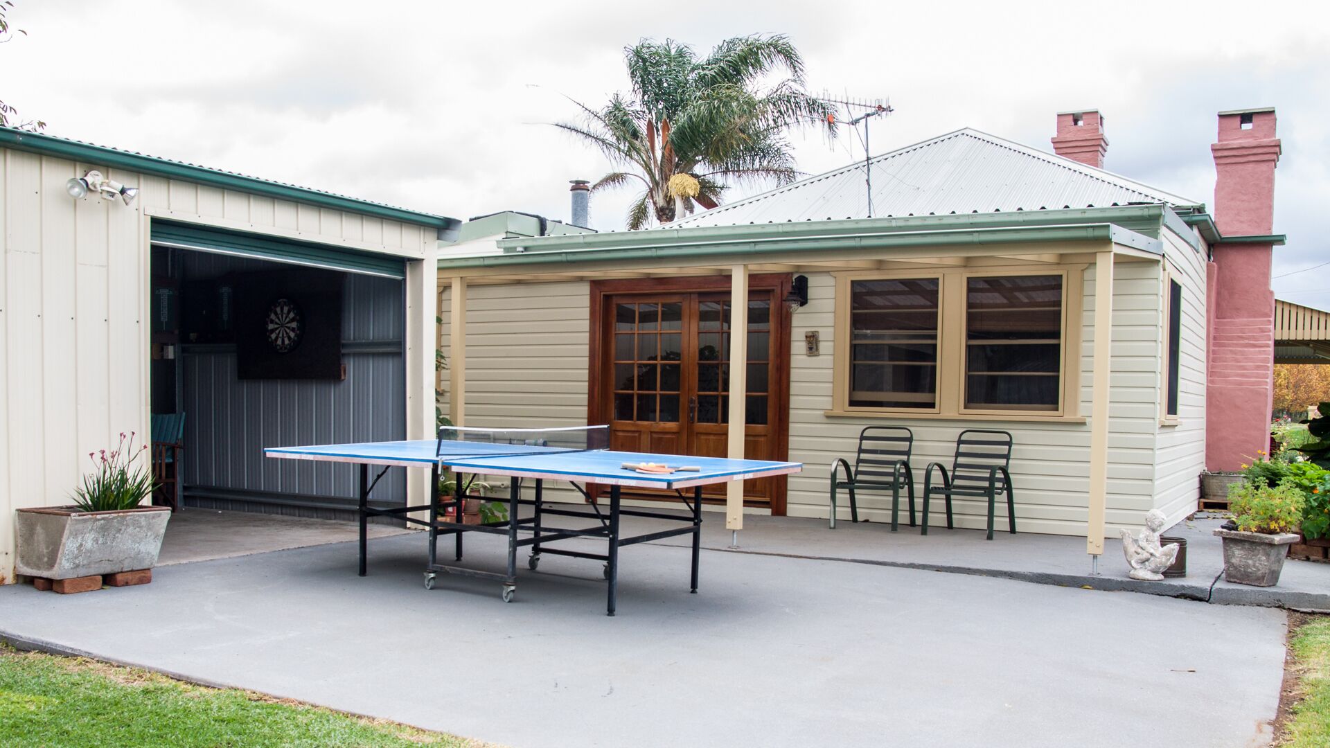 Pizza Oven; Fire Pit; Lots of Space Indoor and Outdoor, Fires and Aircon. Groups