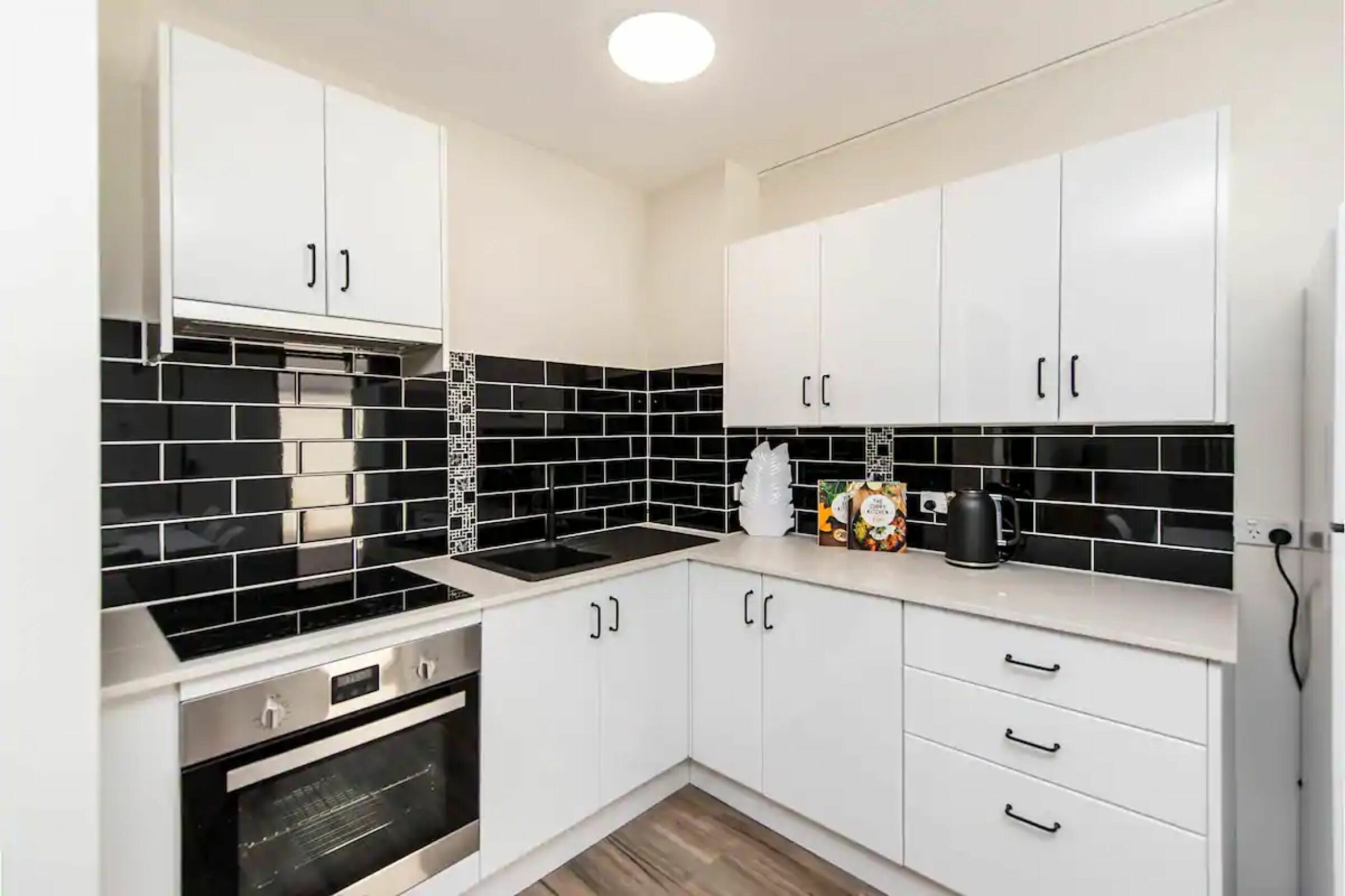 Stylish 1 Bedroom Space in Leafy South Perth