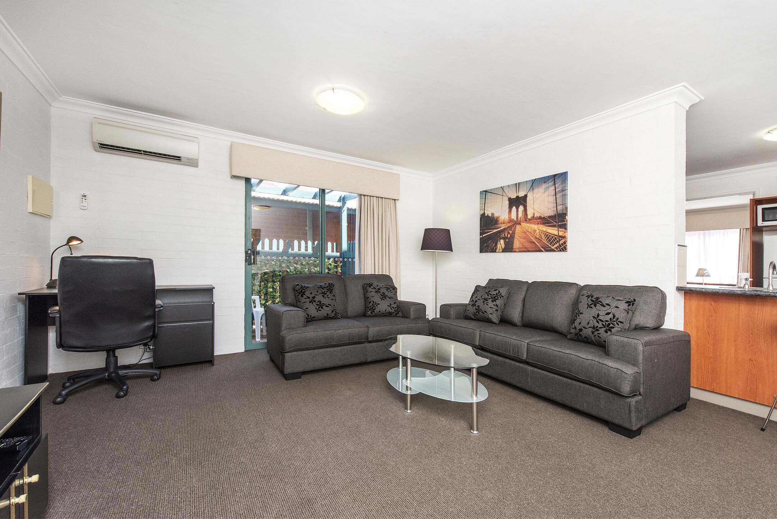 Subiaco Village With Pool, BBQ & spa - Free Parking and Wifi - two Bedroom