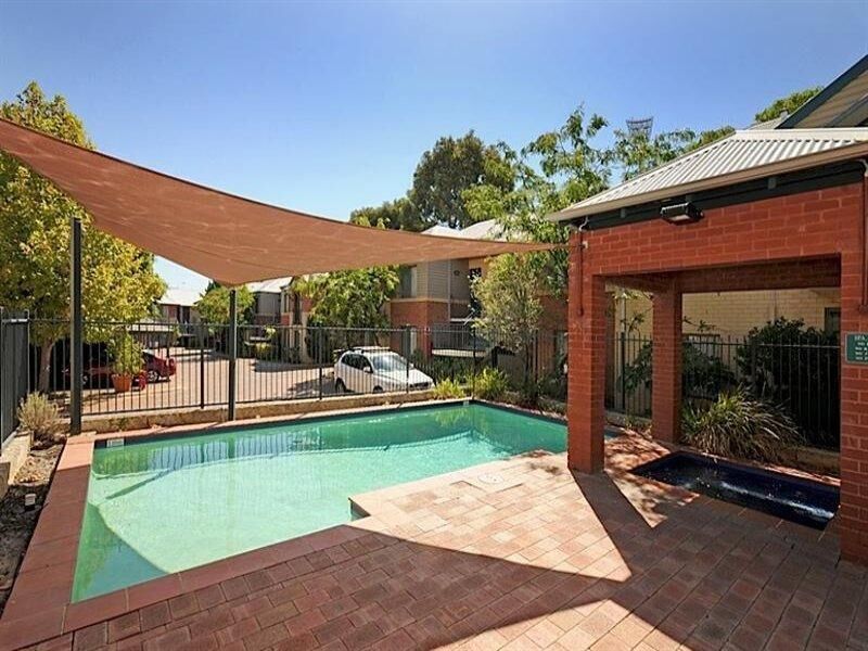 Subiaco Village With Pool, BBQ & spa - Free Parking and Wifi - two Bedroom