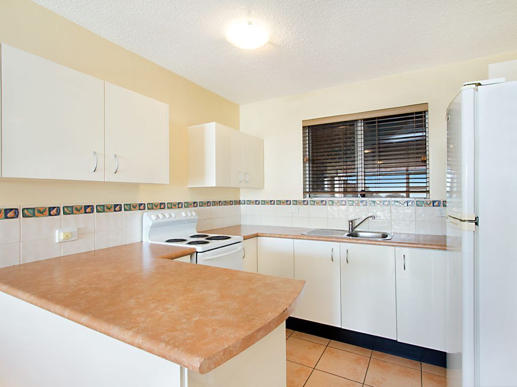 Beach Lodge Unit 9 Beachfront unit in  Coolangatta with balcony with ocean views.