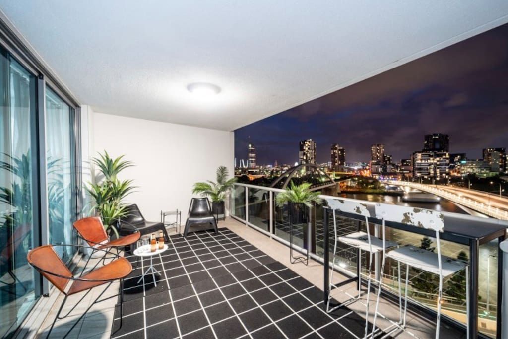 Stylish 3 Bedroom CBD River & City Views Free Spasaunapoolwifinetflix