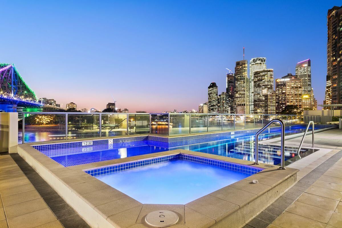 1 Bedroom + Study - Absolute Waterfront Views of Brisbane River/storey Bridge and CBD Skyline