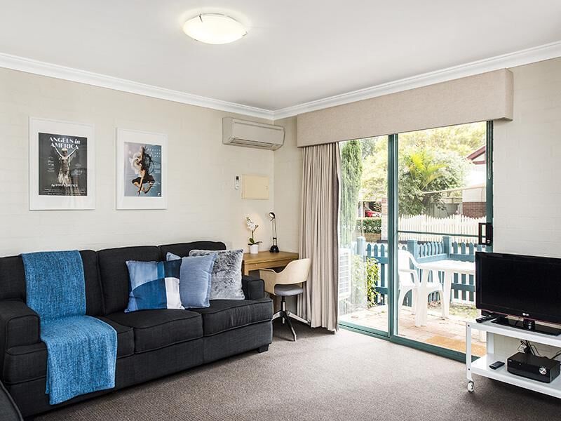 Subiaco Village With Pool, BBQ & spa - Free Parking and Wifi - two Bedroom