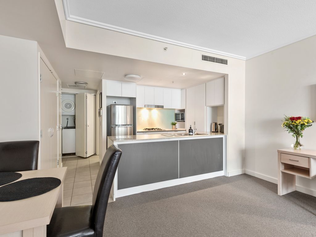 Heart of the CBD ~ 1bed/1bath/balcony/free Parking