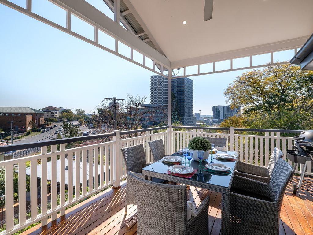 Fantastic Base for Business Meetings, Dinner Parties or Family get Together!