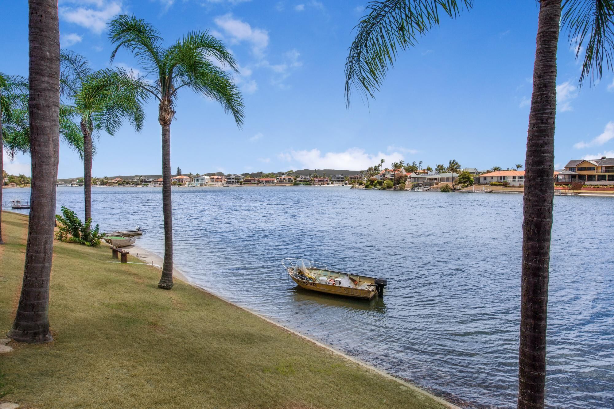 Quiet Waterfront Retreat in Family Neighbourhood