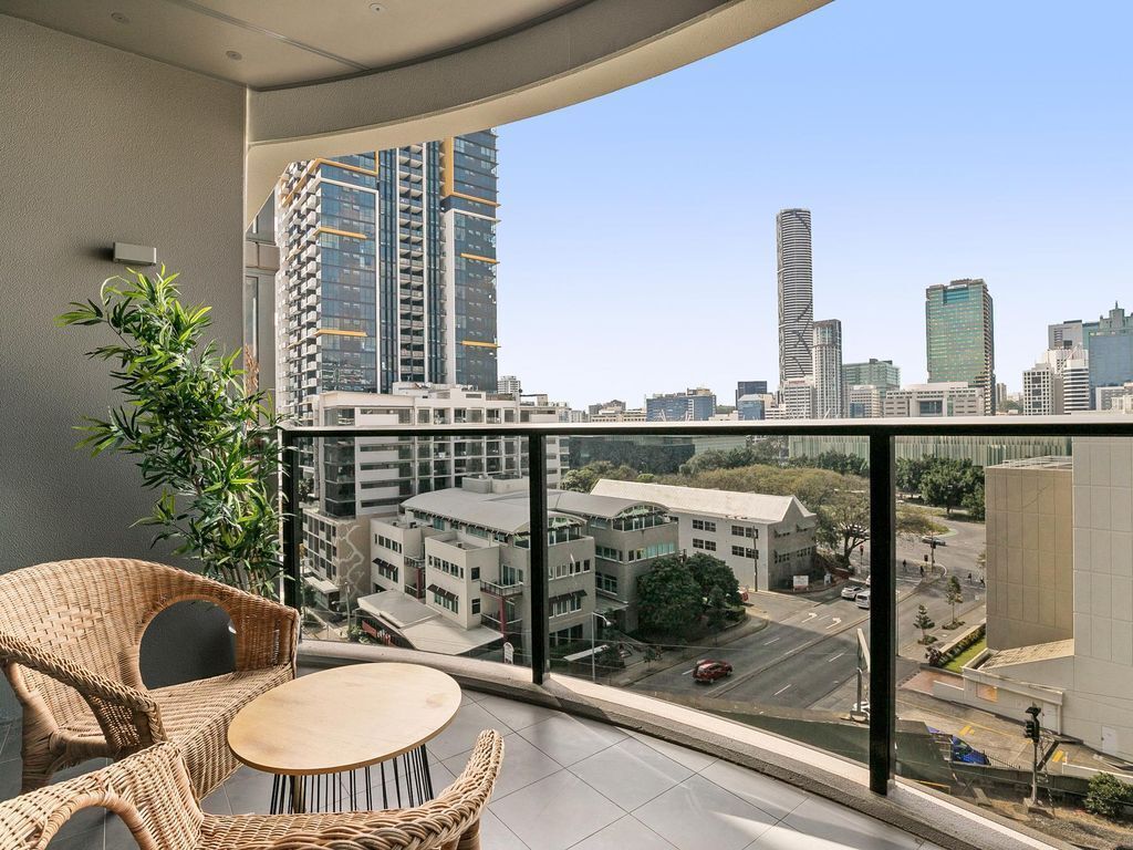 Stylish South Bank Apartment Steps From the City