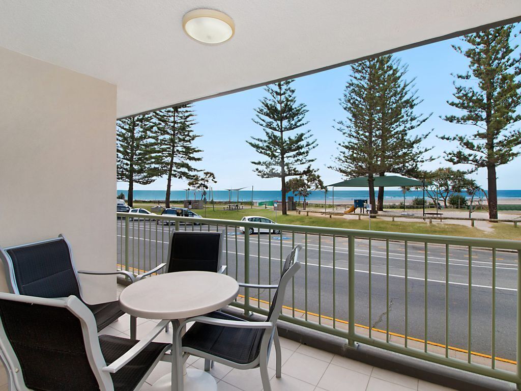 Kingston Court Unit 3 Right on the beach in Rainbow Bay Coolangatta