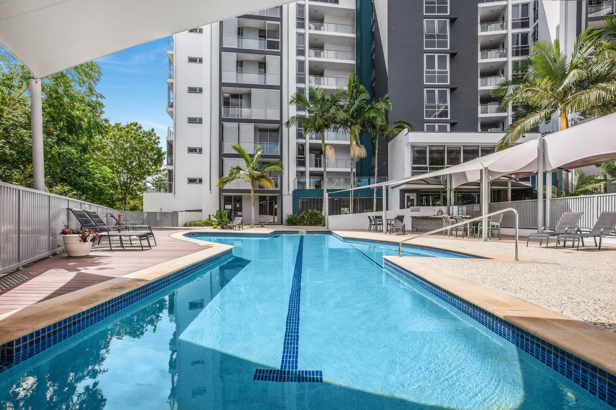 Lakeside Family Oasis With Pool, Gym and Balcony