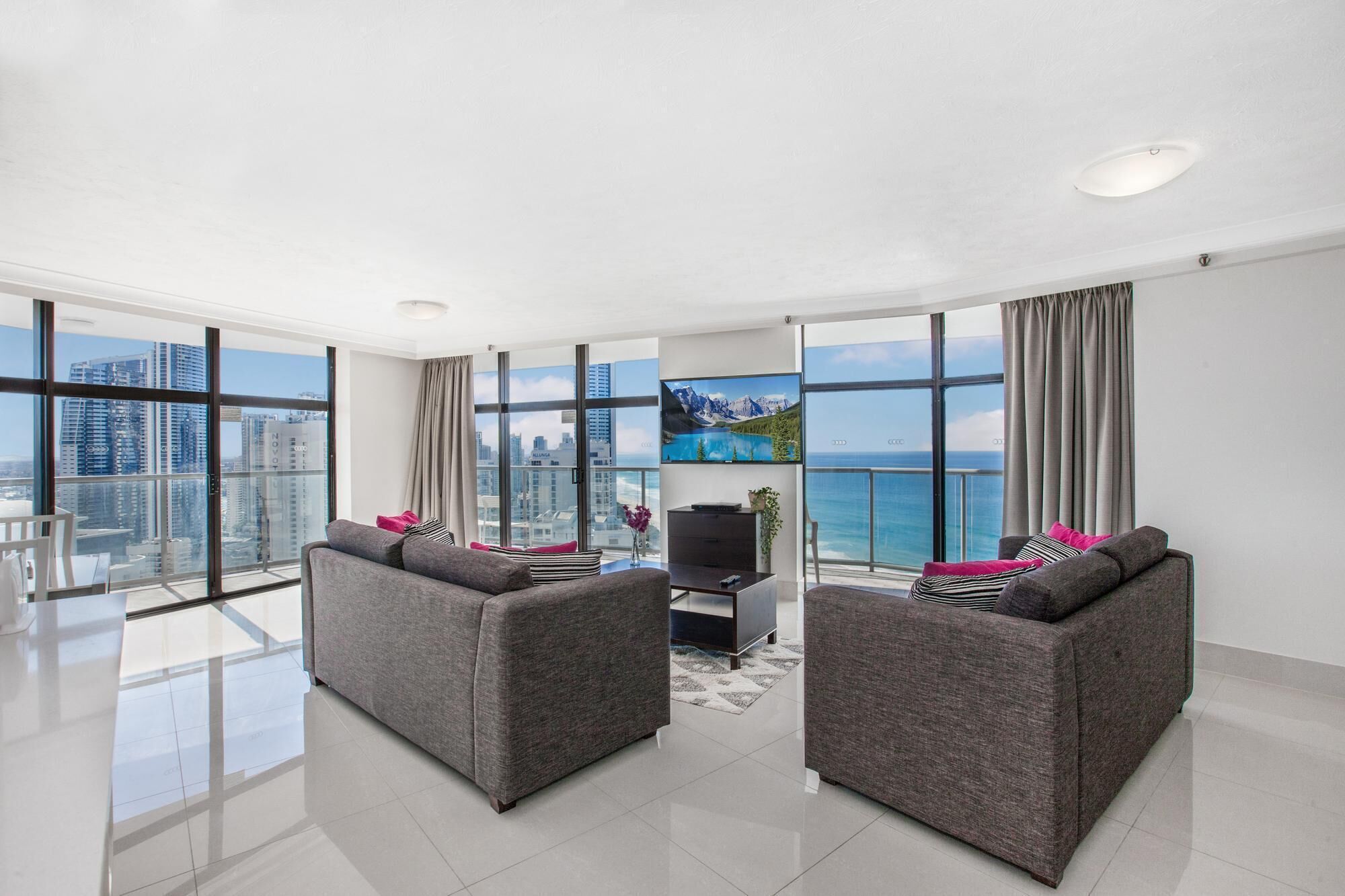 Relaxing Holiday Escape High Above Surfers Paradise