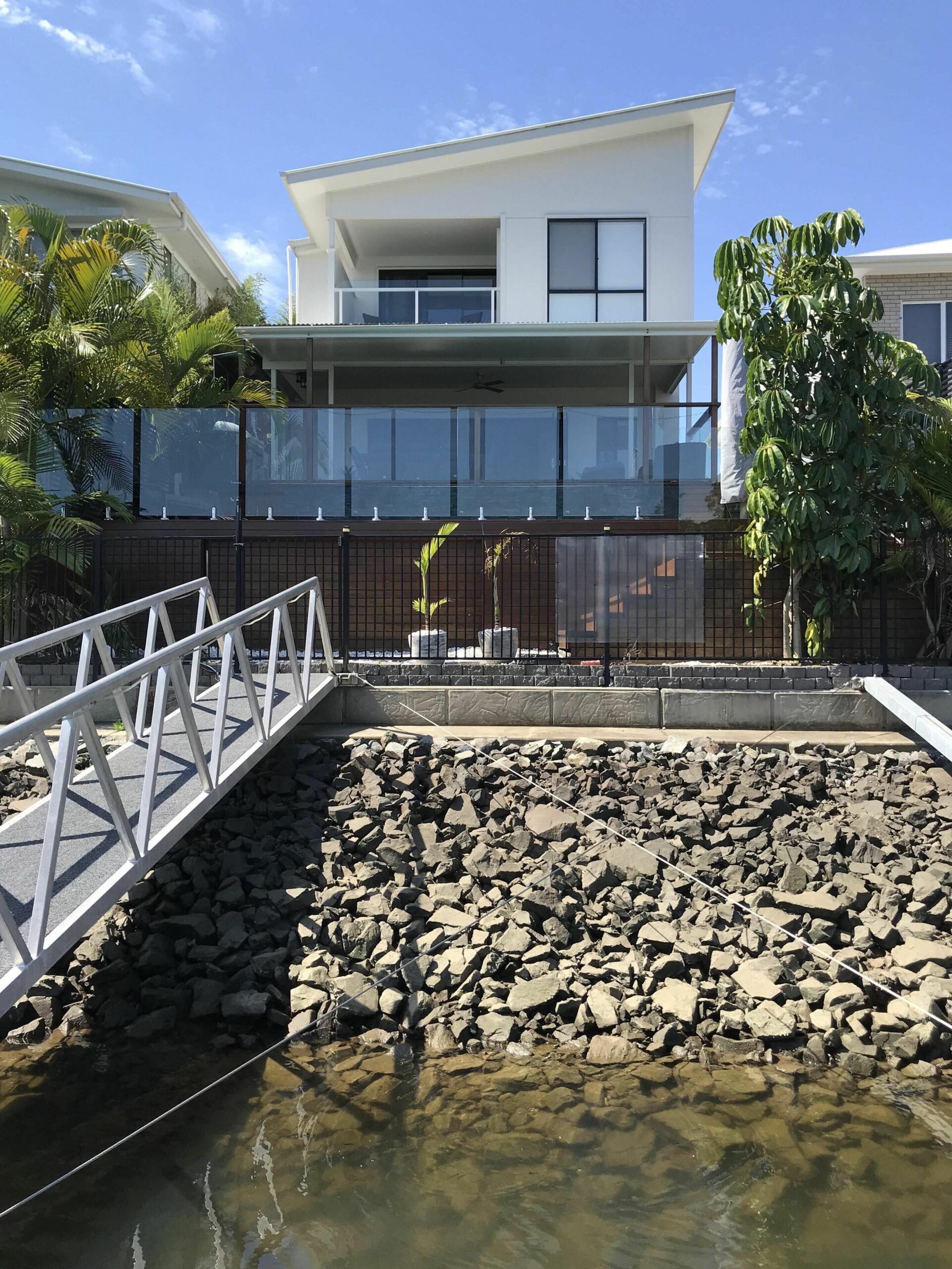 Luxury 5 Bedroom Waterfront Home - 10mins to themeparks & Comm Games transport