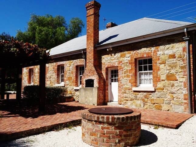 TENTERFIELD ACCOMMODATION’s“Red Rose Cottage”