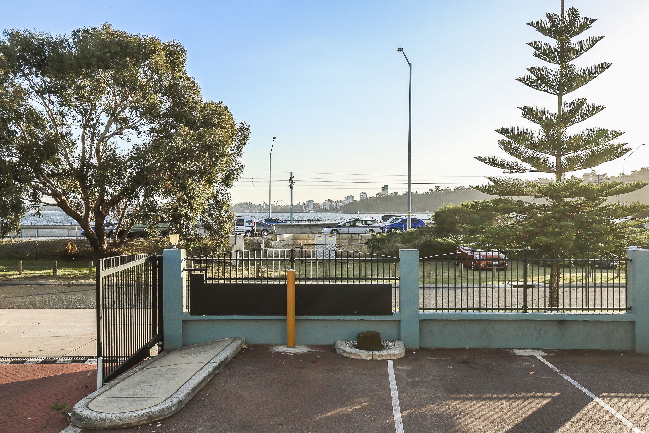 Waterside Apartments by The Swan River with Free WiFi & Secured U/C Parking