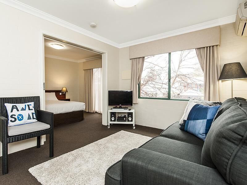 Subiaco Village With Pool, BBQ & spa - Free Parking and Wifi - one Bedroom