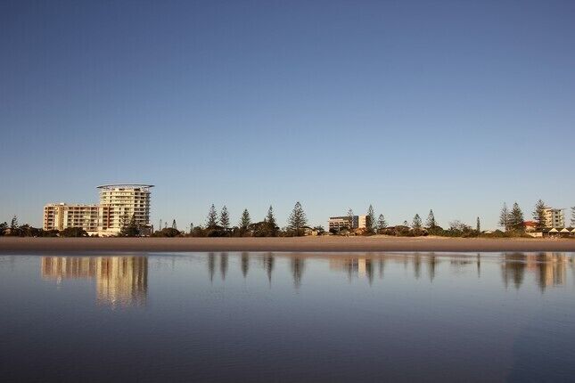 Kirra Surf Unit - 4.5 by Beach, Ground Floor With Your own Private Courtyard