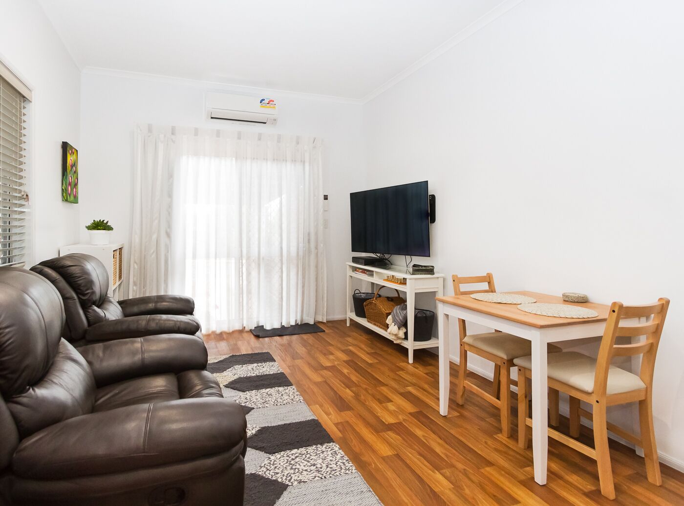 Luxury Accommodation close to parks, information centre, dining and CBD