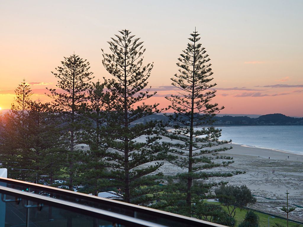 Iconic Unit 704 Luxury beachfront apartment with Wi-Fi on Kirra beach in Coolangatta