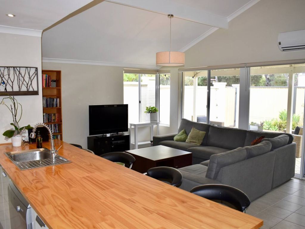 Spacious Home In Mount Hawthorn Next To Lake Monger