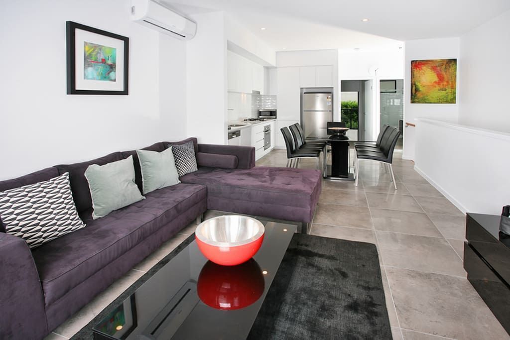 Modern and Spacious Slit-level Executive 3BR Red Hill Apartment Close to CBD