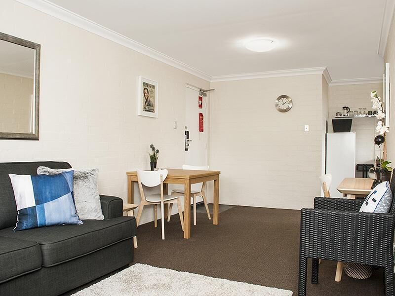 Subiaco Village With Pool, BBQ & spa - Free Parking and Wifi - one Bedroom