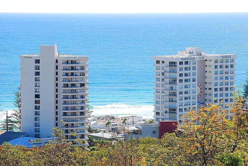 Stunning Oceanview Retreat Between Beach and Bush